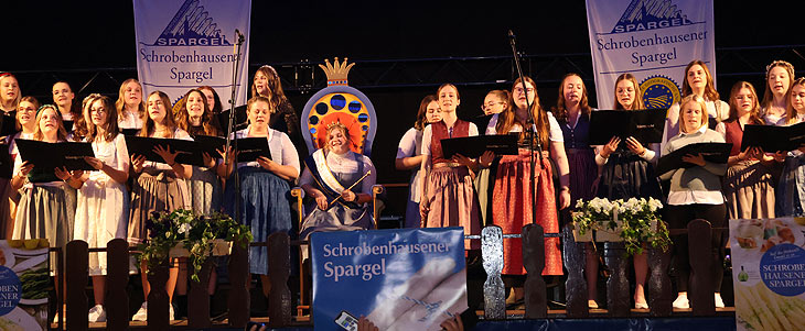 Begleitet durch den Chor Klangecht, in dem sie wie auch ihre beiden Schwestern Mitglied ist: Krönung der 47. Schrobenhausener Spargelkönigin Elisabeth IV. am 05.05.2024 (©Foto: Martin Schmitz)